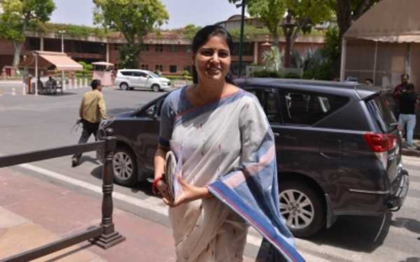 यूपी का चुनावी घमासान : अनुप्रिया पटेल ने मां के खिलाफ उम्मीदवार उतारने से किया इनकार